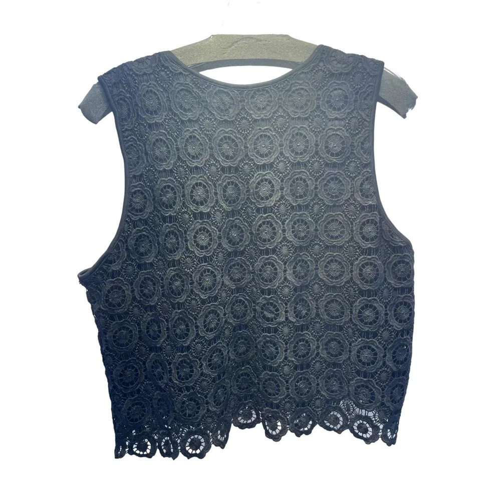 Tinseltown‎ Black lace overlay Cropped Tank - Picture 2 of 4
